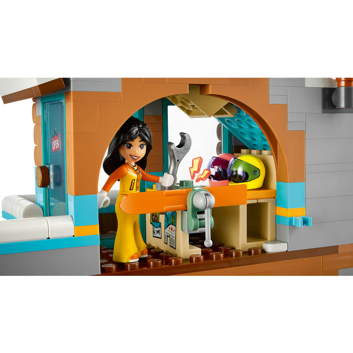 41756 Holiday Ski Slope and Café E2 4