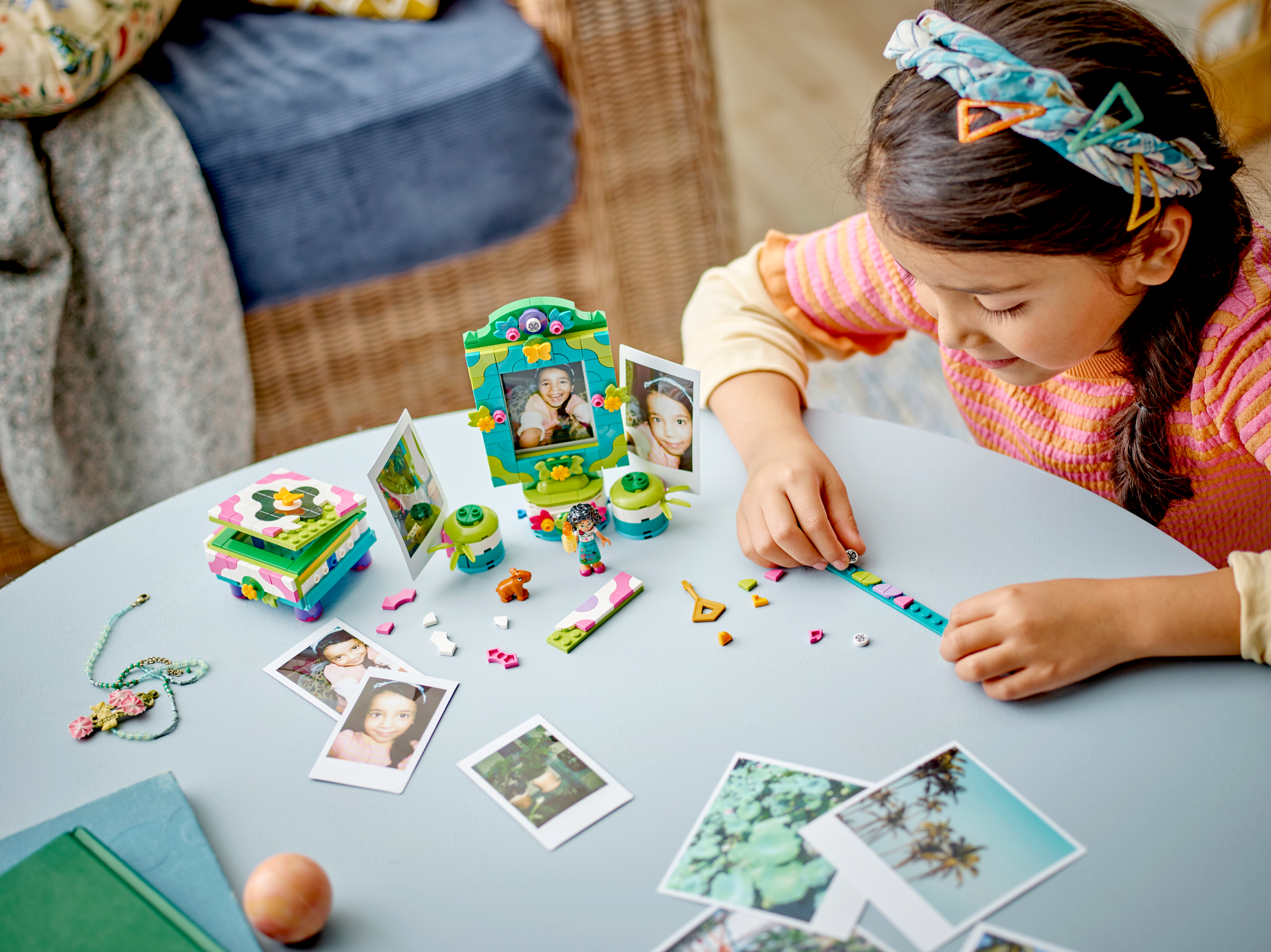 43239 Mirabel's Photo Frame and Je.. E5 4