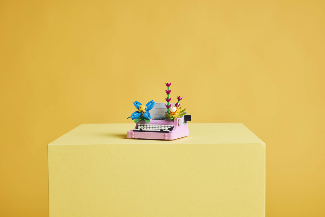 31169 Typewriter with Flowers V29 3