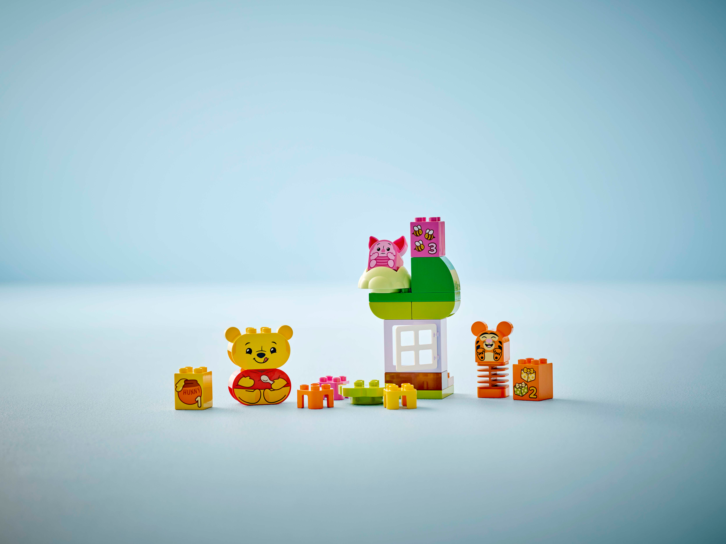 10457 Winnie the Pooh's Birthday P.. V29 3