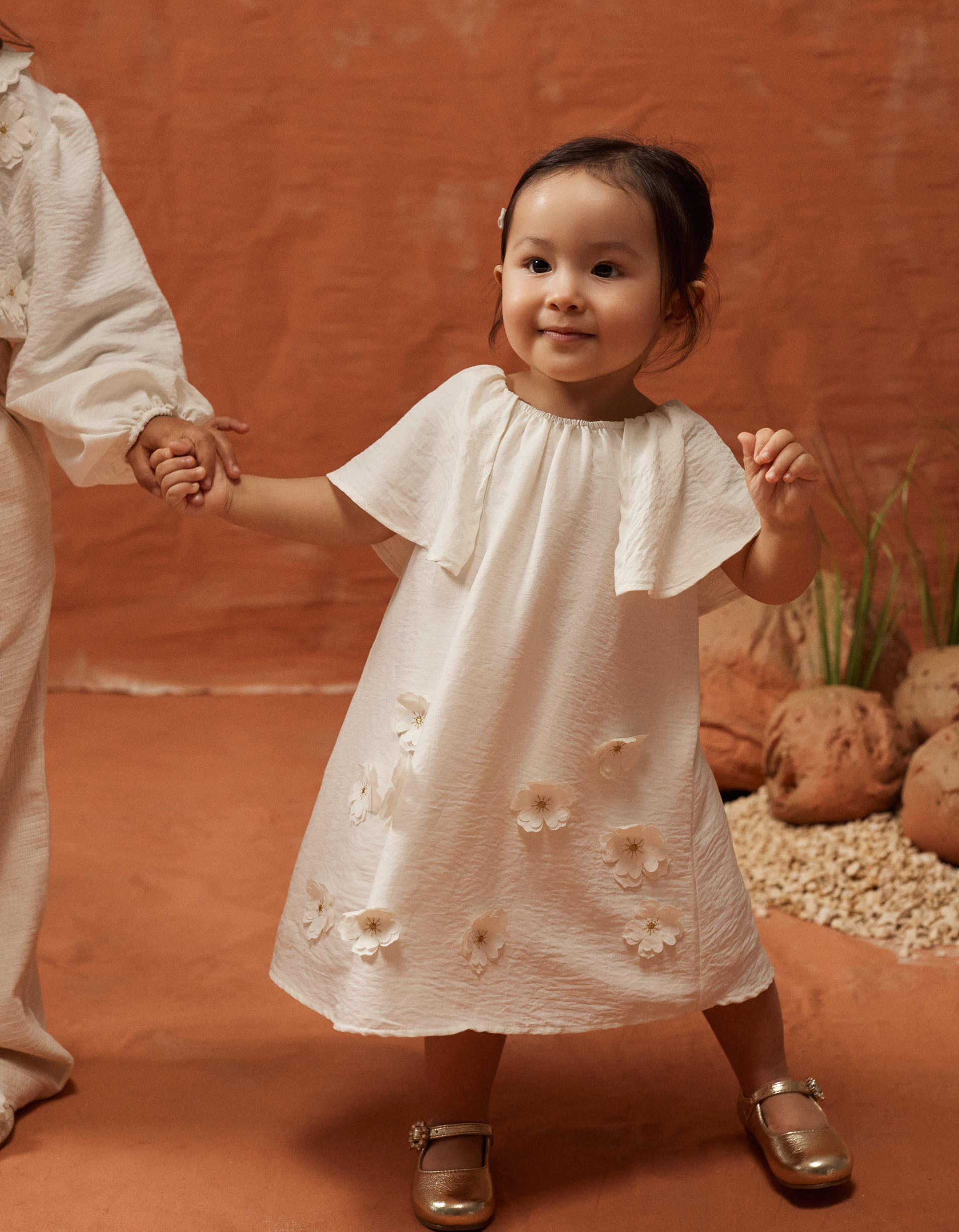 31077056021011 - SS DRESS 3D FLOWER, LIGHT BEIGE, 18/24M 1