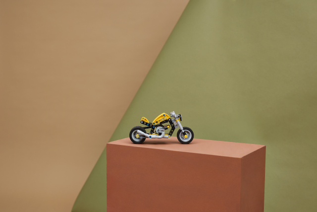 42225 Yellow Motorcycle V29 4