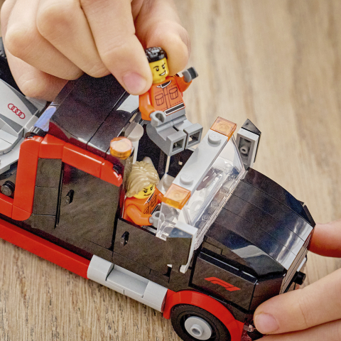 60493 F1® Display Truck with Audi F1® Race Car 2
