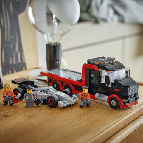 60493 F1® Display Truck with Audi F1® Race Car 4