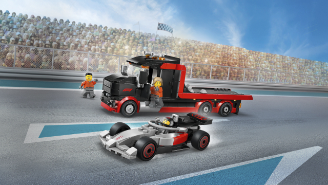 60493 F1® Display Truck with Audi F1® Race Car 1